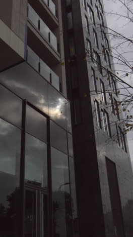 Toma-De-ángulo-Bajo-De-Un-Gran-Edificio-De-Oficinas-Gris.