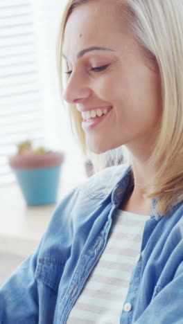 Mujer-De-Negocios-Trabajando-Con-Una-Computadora-Portátil-En-Su-Escritorio