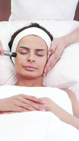 Morena-Relajada-Teniendo-Tratamiento-Facial