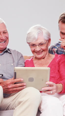 Mehrgenerationenfamilie-Mit-Tablet