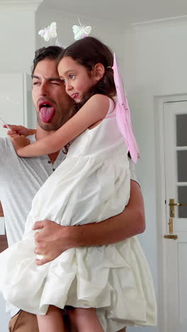 Padre-Y-Niña-Enmascarada-Tomando-Selfie