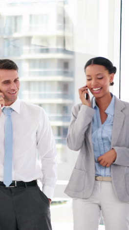 Gente-De-Negocios-Teniendo-Una-Llamada-Telefónica-Y-Usando-Una-Tableta-