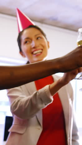 Ejecutivos-De-Negocios-Brindando-Con-Copas-De-Champagne