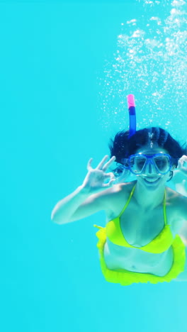 Brünette-Im-Gelben-Bikini-Schwimmt-Unter-Wasser-Mit-Schnorchel