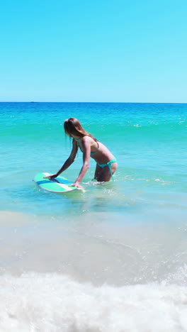 Mujer-Surfeando-En-El-Mar