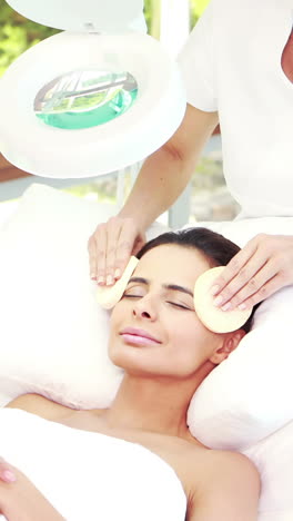 Masajista-Limpiando-El-Rostro-De-Una-Mujer-Con-Hisopos-De-Algodón.