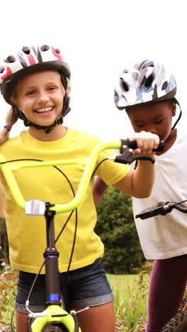 Gruppe-Von-Kindern-Steht-Mit-Dem-Fahrrad-Und-Gibt-High-Five