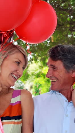 Smiling-couple-with-shopping-bags