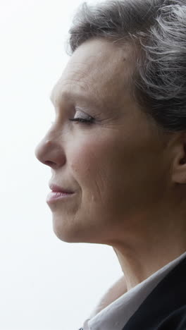 Thoughtful-businesswoman-looks-away