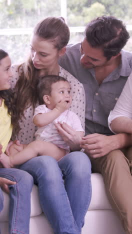 Glückliche-Großfamilie-Auf-Dem-Sofa