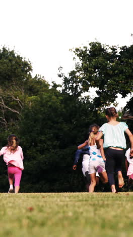 Gruppe-Von-Kindern,-Die-Im-Park-Spielen