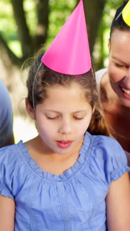 Family-celebrating-little-girls-birthday-in-the-park