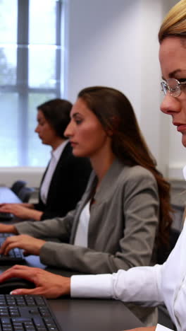 Drei-Fokussierte-Geschäftsfrauen,-Die-In-Einer-Linie-Arbeiten