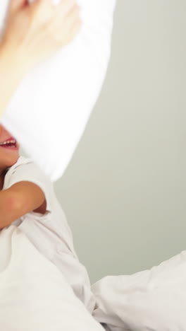 Familia-Feliz-Jugando-Con-Almohadas-Peleando-En-La-Cama