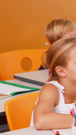 Niños-De-La-Escuela-Haciendo-Sus-Tareas