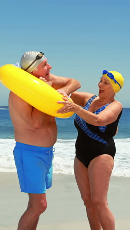 Pareja-Mayor-En-La-Playa