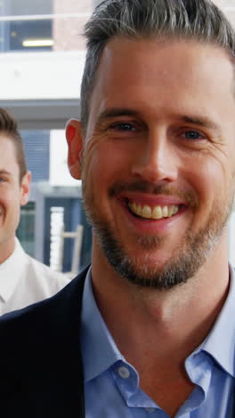 Smiling-businesspeople-standing-in-office