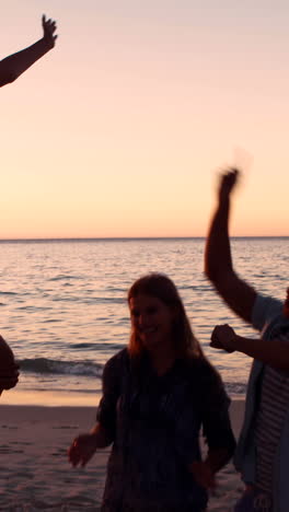 Freunde-Haben-Spaß-Am-Strand