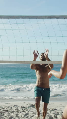 Amigos-Jugando-Voleibol-De-Playa