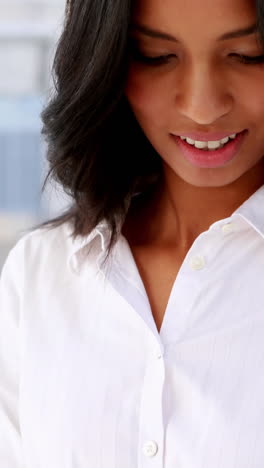 Businesswoman-smiling-and-using-a-smart-watch