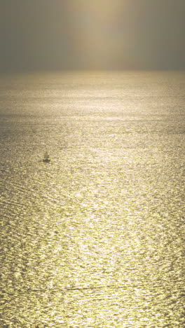 Sonnenschein-Spiegelt-Sich-Auf-Dem-Wasser