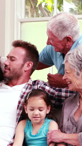 Familia-Feliz-Sentada-En-El-Sofá