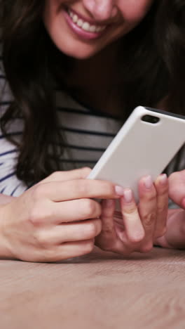 Dos-Amigas-Viendo-El-Teléfono-Inteligente