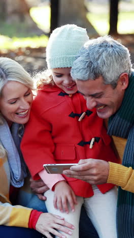 Eltern-Und-Sohn-Machen-Ein-Selfie-Mit-Dem-Handy