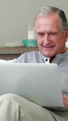 Senior-couple-using-laptop