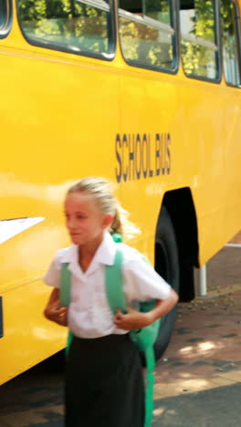 Profesor-Tomando-Asistencia-Mientras-El-Estudiante-Entra-En-El-Autobús