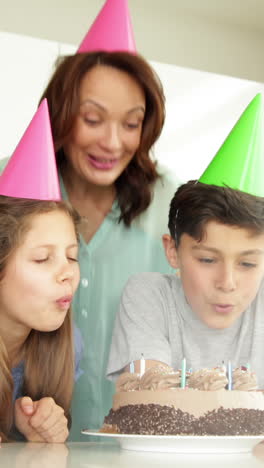 Padre-Encendiendo-Velas-En-El-Pastel-De-Cumpleaños-De-Su-Hijo.