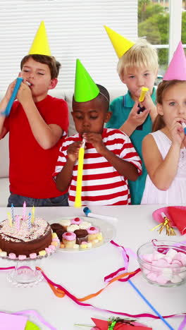 Süße-Kinder-Feiern-Zusammen-Geburtstag