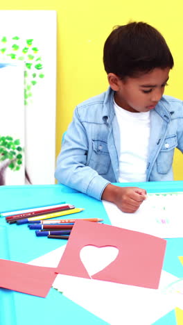 Lindos-Niños-Pequeños-Teniendo-Tiempo-De-Arte-En-El-Aula.