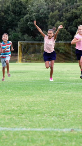 Niños-De-La-Escuela-Corriendo-En-El-Patio-De-Recreo