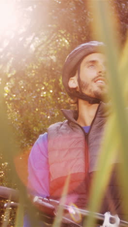 Pareja-De-Ciclismo-De-Montaña-Apuntando-A-La-Naturaleza