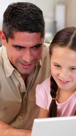 Padre-Usando-La-Computadora-Portátil-Con-Su-Hija