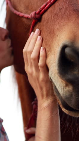 Mujer-Caminando-Con-Su-Caballo