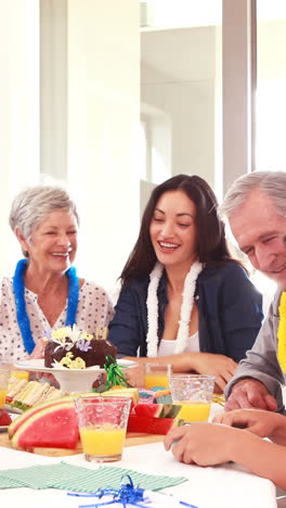 Glückliche-Familie,-Die-Einen-Geburtstag-Feiert