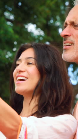 Pareja-Sonriente-Tomando-Selfie