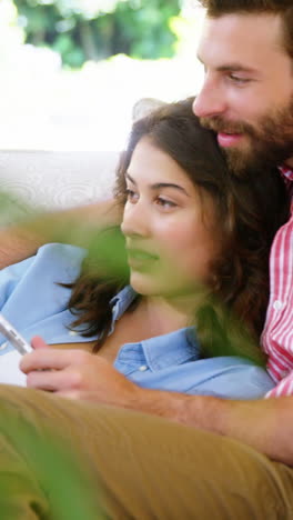 Couple-with-computer-tablet