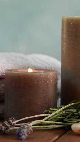 Toallas,-Velas-Y-Lavanda-Seca-Junto-A-La-Piscina