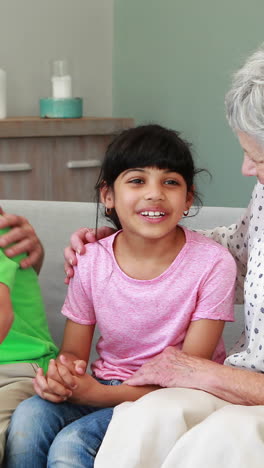 Großeltern-Mit-Enkelkindern-Im-Wohnzimmer