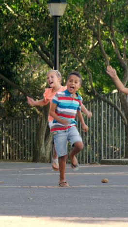 Niños-De-La-Escuela-Corriendo-En-El-Campus-De-La-Escuela