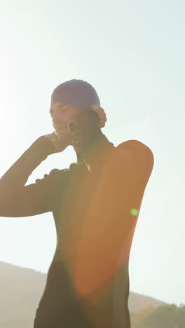 Swimmer-getting-ready-at-the-beach