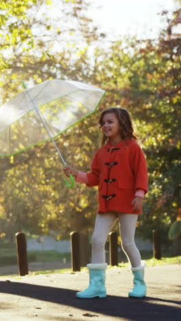 Mädchen,-Das-Draußen-Spaß-Mit-Regenschirm-Hat