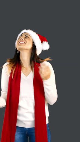 Mujer-Con-Gorro-De-Papá-Noel-Y-Ropa-Abrigada-Mirando-Hacia-Arriba