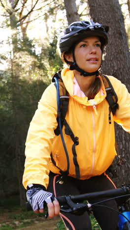 Ciclista-De-Montaña-Femenina-Montando-En-El-Bosque