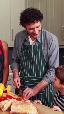 Familia-Feliz-Preparando-Verduras-Juntas