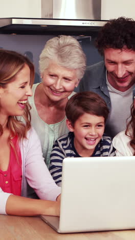 Glückliche-Familie,-Die-Zusammen-Laptop-Benutzt