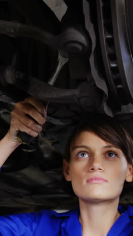 Mecánico-Femenino-Examinando-El-Disco-De-Freno-De-Rueda-De-Coche